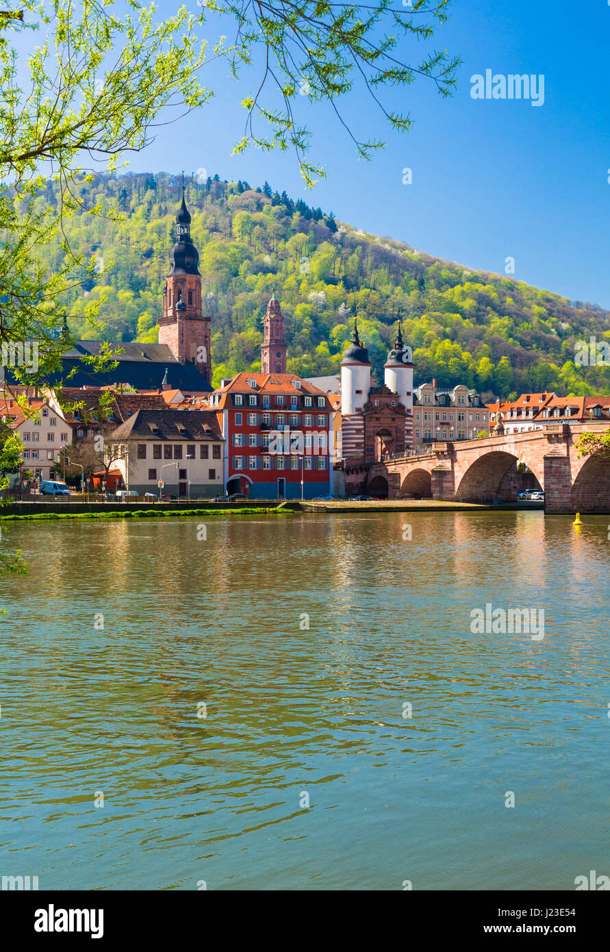 Città vecchia di Heidelberg, Germania dalla sponda del fiume Neckar Foto Stock