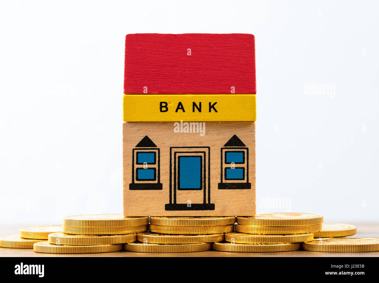 Toy bank building sulle monete d oro - concetto bancaria Foto Stock