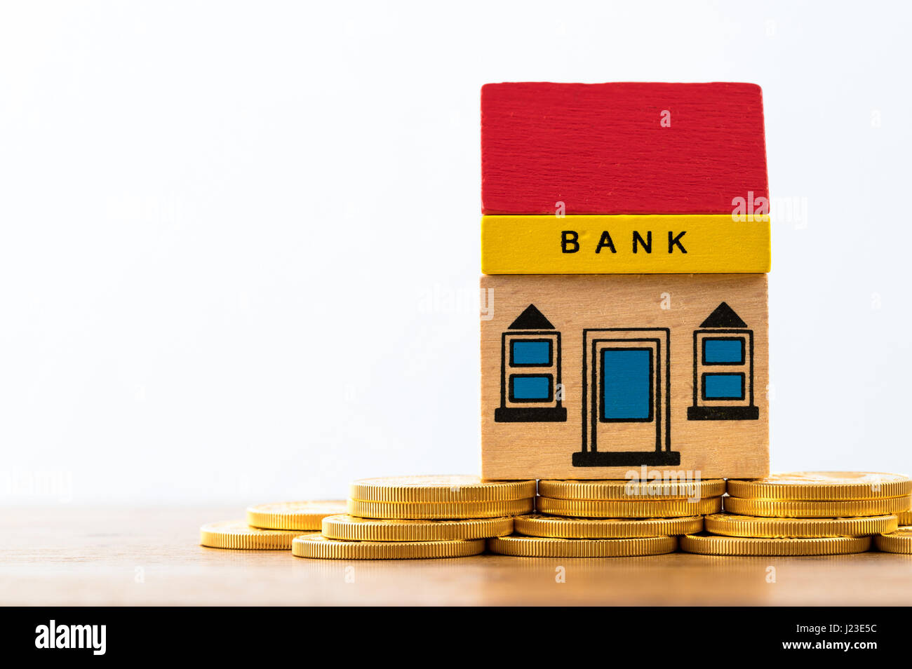 Toy bank building sulle monete d oro Foto Stock