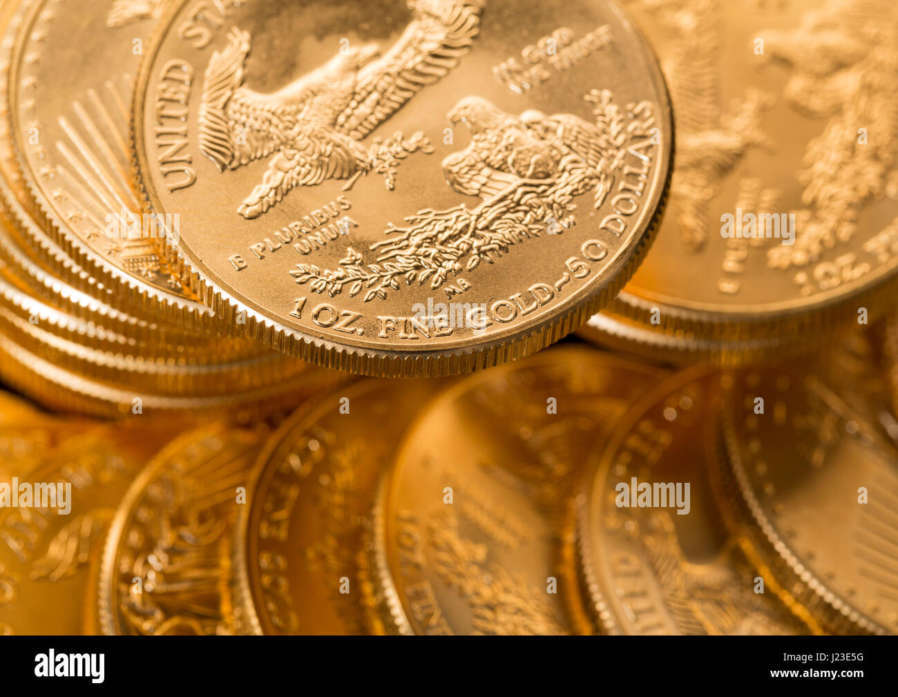 Pile di oro americano eagle uno oncia troy golden monete dal Tesoro USA mint Foto Stock