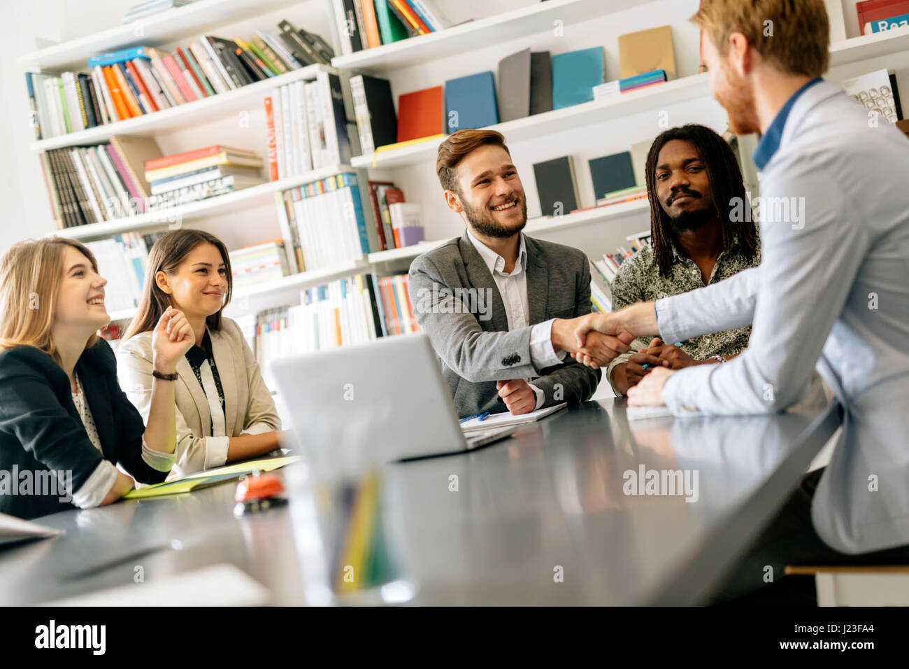 Business, le persone si stringono la mano dopo la trattativa è stata chiusa Foto Stock