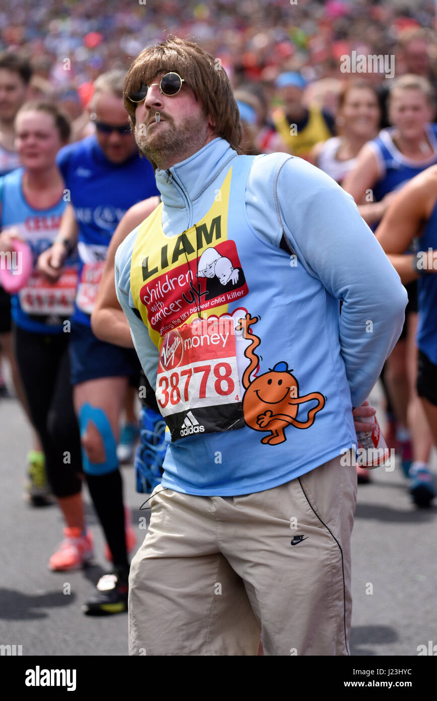 Tony Shed si è vestito come Liam Gallagher alla Virgin London Marathon del 2017 dopo aver attraversato il Tower Bridge e vicino alla Torre di Londra. Posa Gallagher Foto Stock