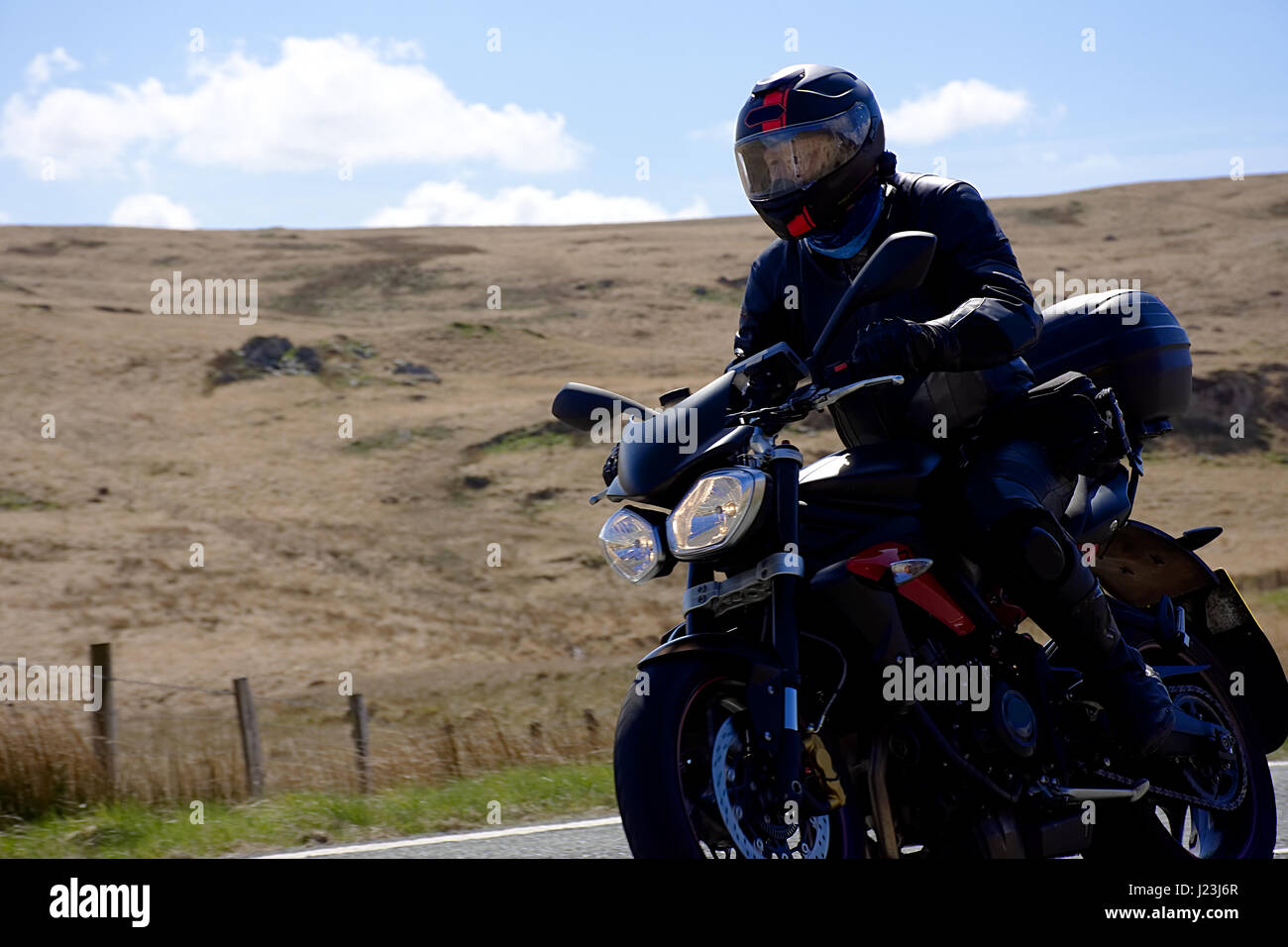 Biker sulla strada di campagna in Snowdonia,il Galles del Nord,Regno Unito.Primavera avventura stradale Foto Stock