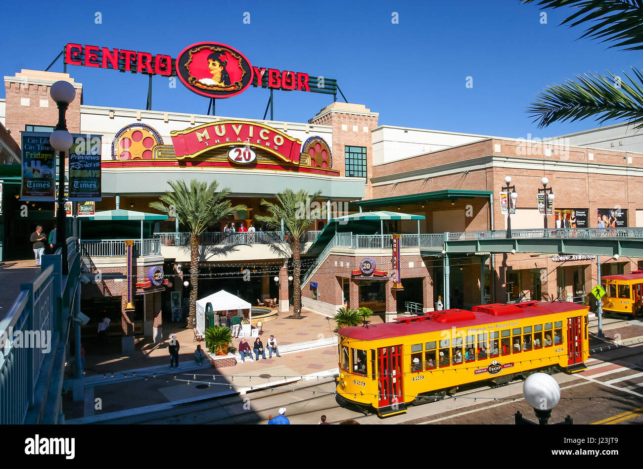 TAMPA, Florida, USA - Novembre 29, 2003: Centro Ybor ingresso con tram gialli e turisti, Tampa, FL Foto Stock