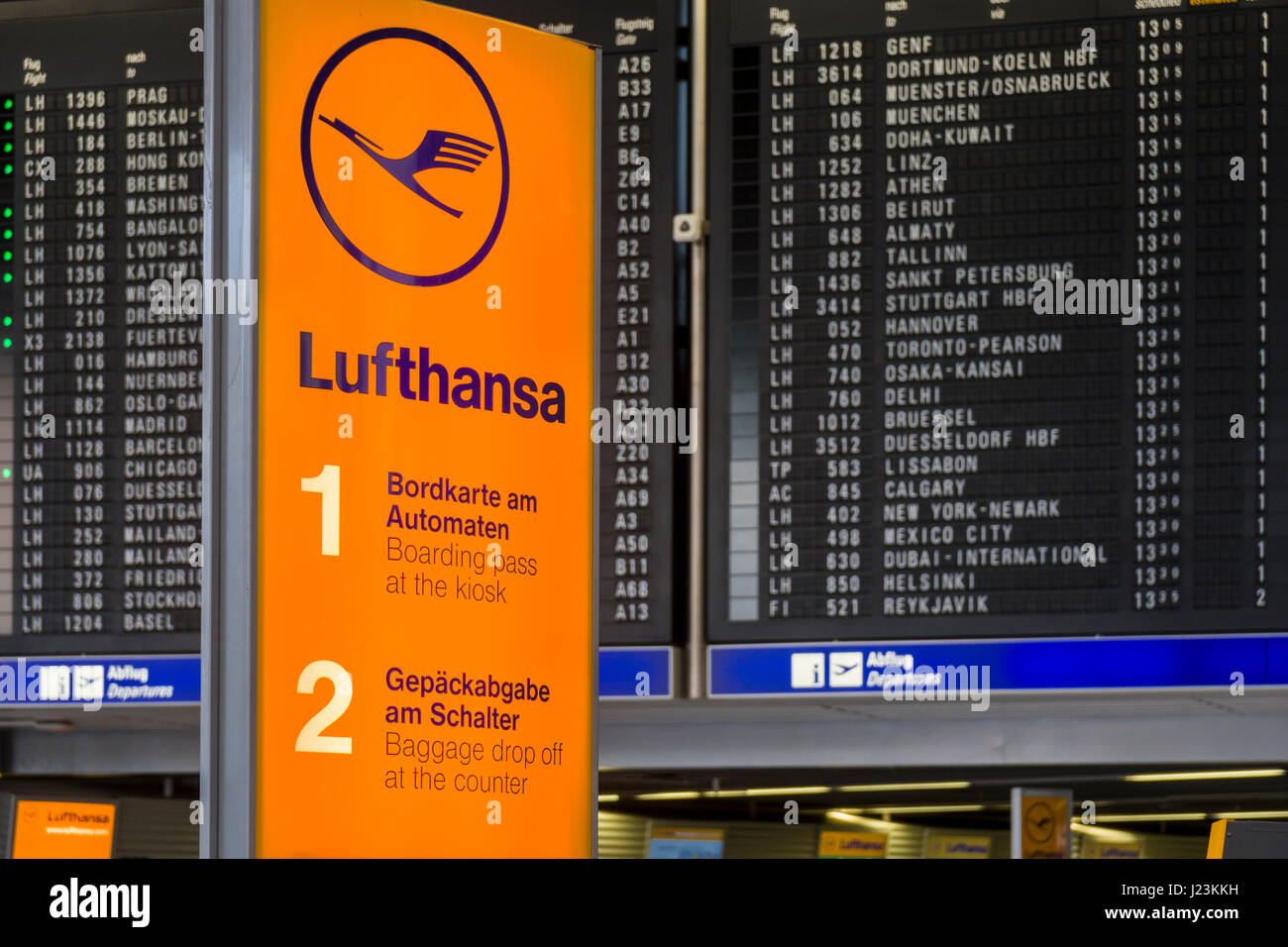 Lufthansa annuncio nella parte anteriore dell'orario di partenza tabella all'aeroporto internazionale di Francoforte Foto Stock