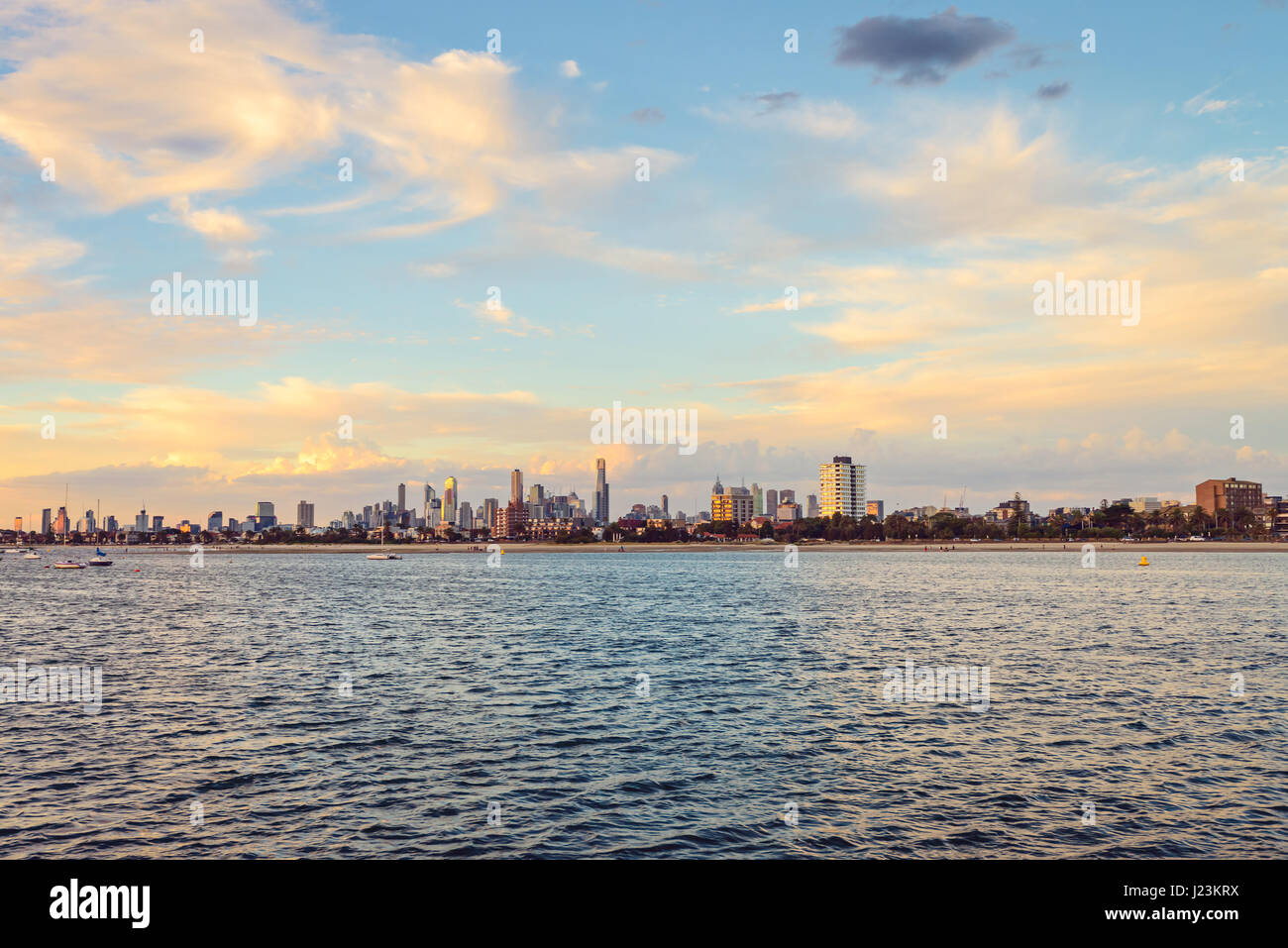 Melbourne skyline della città visto da St Kilda beach Foto Stock