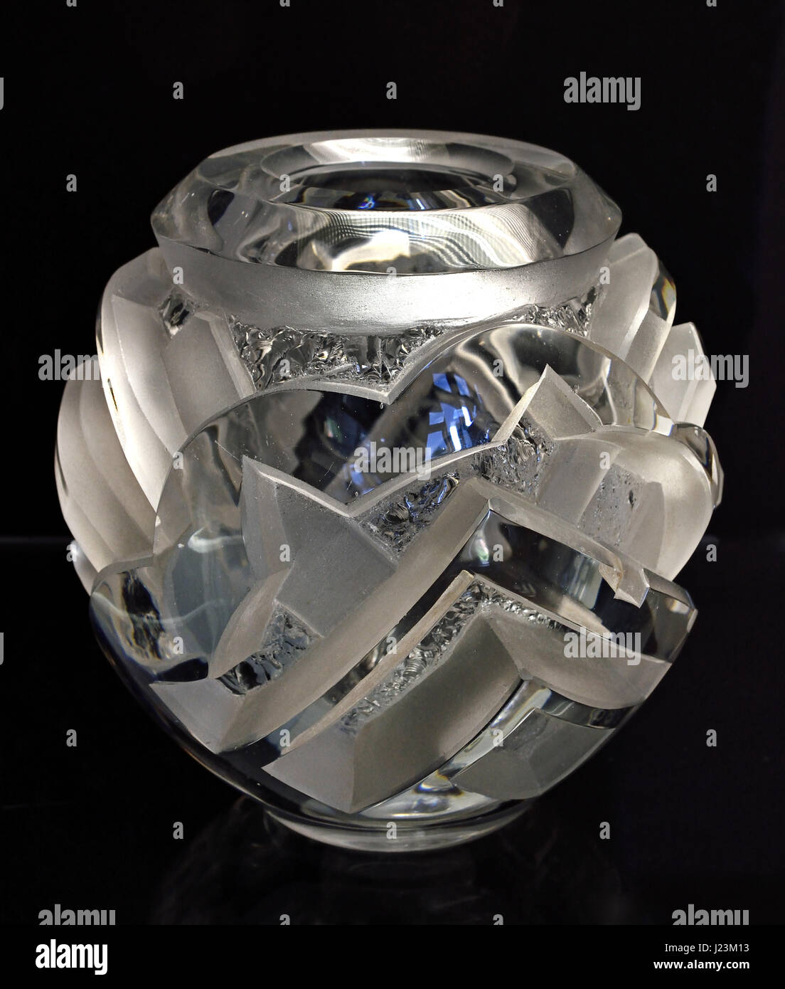 Vaso in cristallo di piombo intagliato e cesellato in stile Art Deco, creato nel 1929 dal maestro vetraio francese Aristide Colotte a Nancy, in Francia, isolato su un solido sfondo nero. Foto Stock