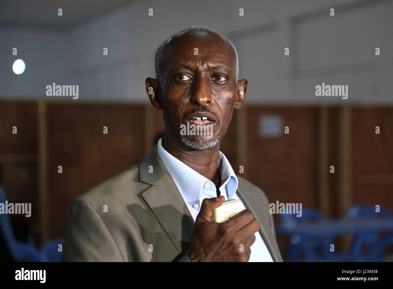 Il Somaliland Casa del Popolo sede vincitore Abdalla Haji Ali Ahmed dà un discorso vittoria durante le elezioni somala, Dicembre 25, 2016 a Mogadiscio, in Somalia. (Foto di Ilyas Ahmed /AU-Nazioni Unite tramite Planetpix) Foto Stock