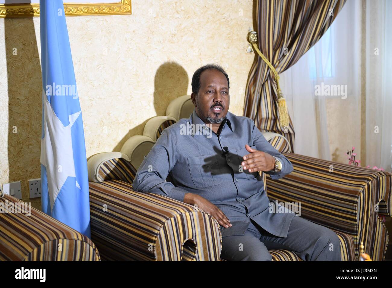 Il Presidente somalo Hassan Sheikh Mohamud parla alla stampa presso il palazzo presidenziale, il 3 gennaio 2017 a Mogadiscio, in Somalia. (Foto di Raymond Baguma /AU-Nazioni Unite tramite Planetpix) Foto Stock