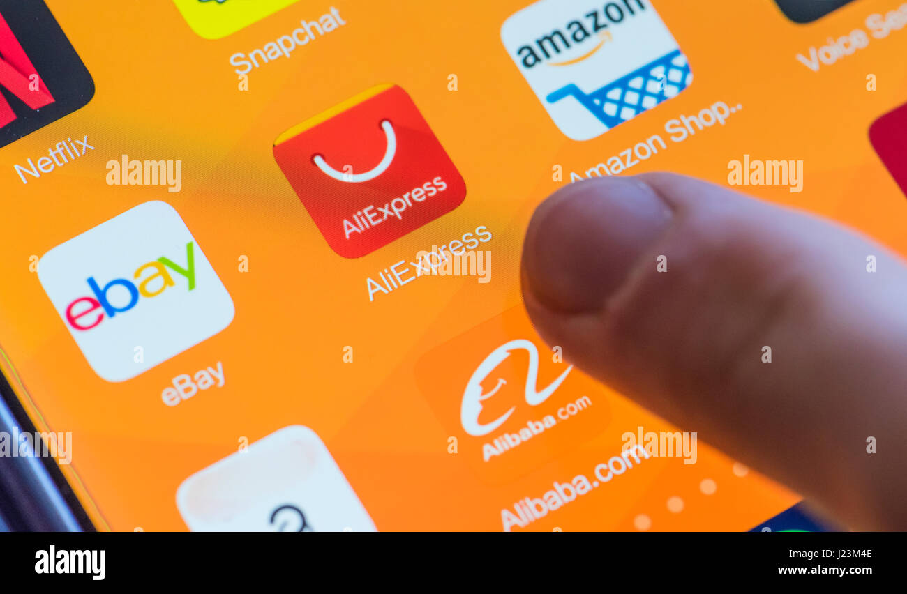Zurich, Svizzera - 19 Febbraio 2017: le icone di AliExpress, Alibaba.com, Ebay e Amazon shopping online applicazioni su uno smartphone touchscreen. Foto Stock