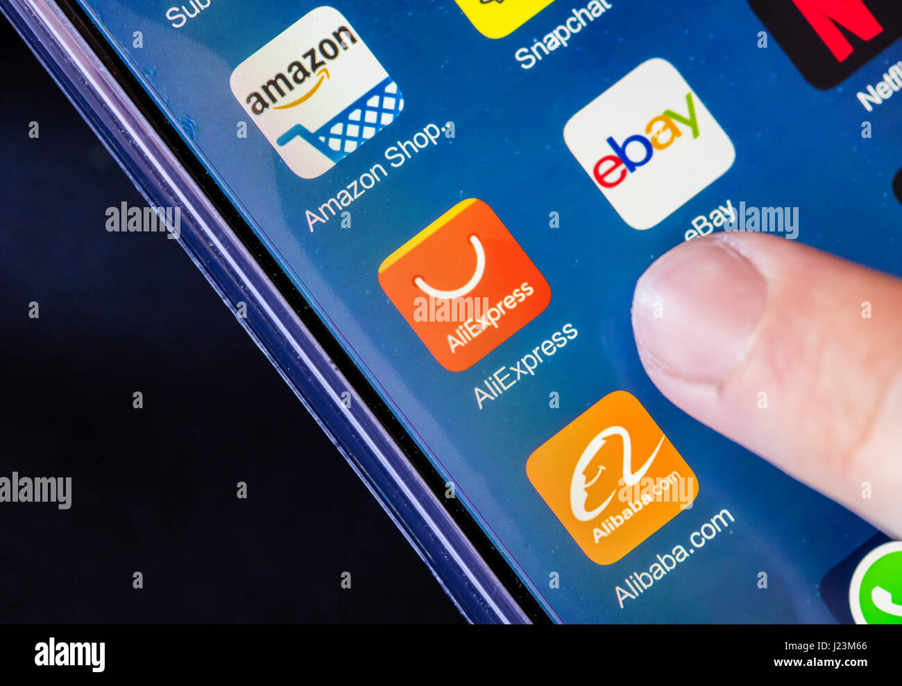 Zurich, Svizzera - 19 Febbraio 2017: le icone di AliExpress, Alibaba.com, Ebay e Amazon shopping online applicazioni su uno smartphone touchscreen. Foto Stock