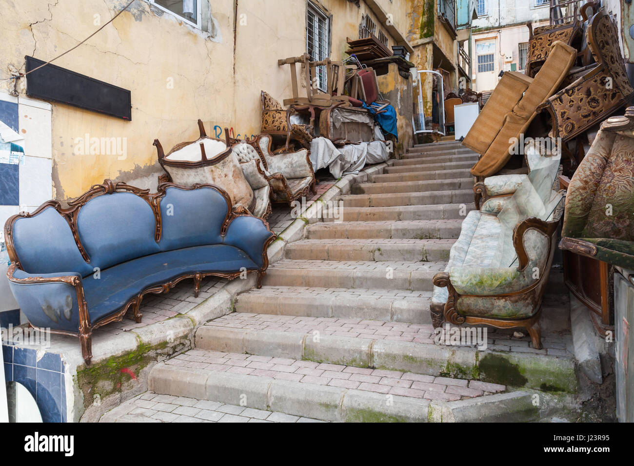 Vecchi mobili abbandonati per strada di Izmir, Turchia Foto Stock