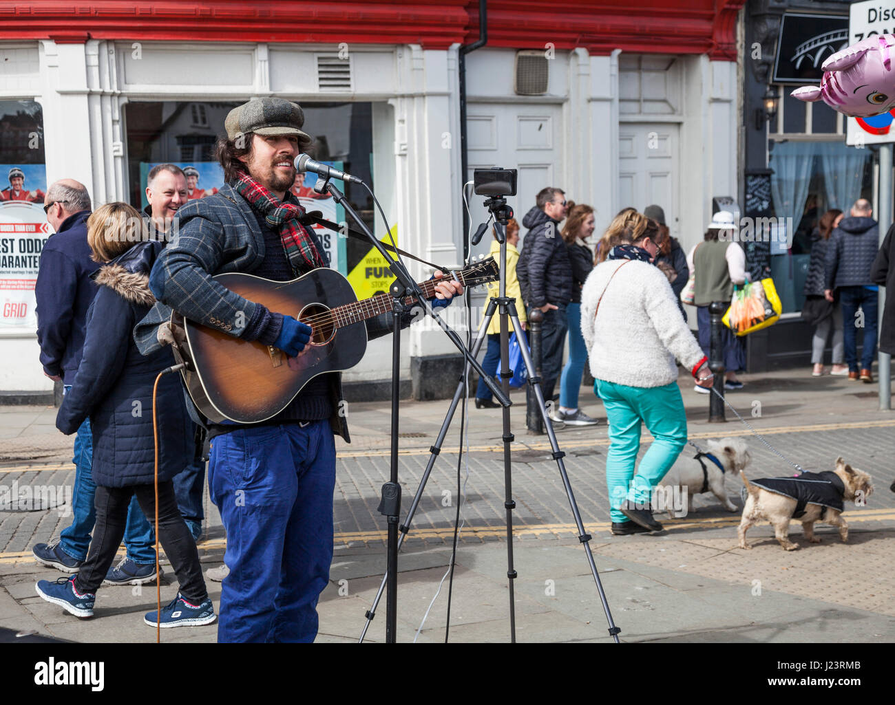 Busker, Jonny Walker divertente la folla,cantando e suonando la chitarra a Whitby Goth Weekend in North Yorkshire, Inghilterra Foto Stock