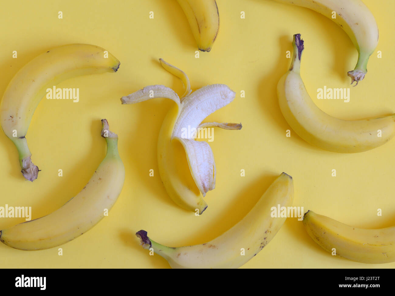 Banane mature impostato su sfondo giallo Foto Stock