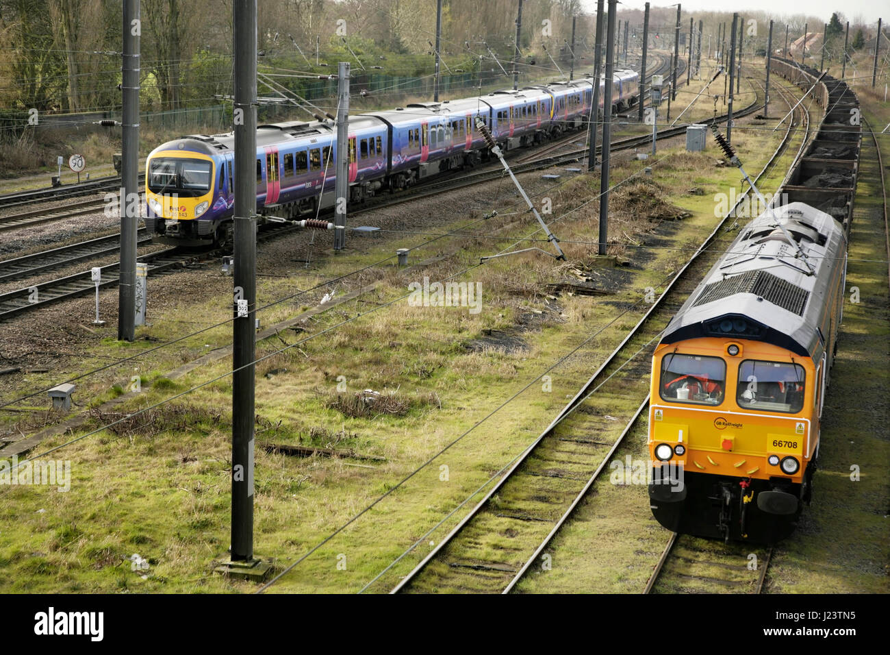 TransPennine Express Treno in avvicinamento la stazione di York, UK con classe GBRF 66 loco 66708 in attesa presso Holgate sciavero. Foto Stock