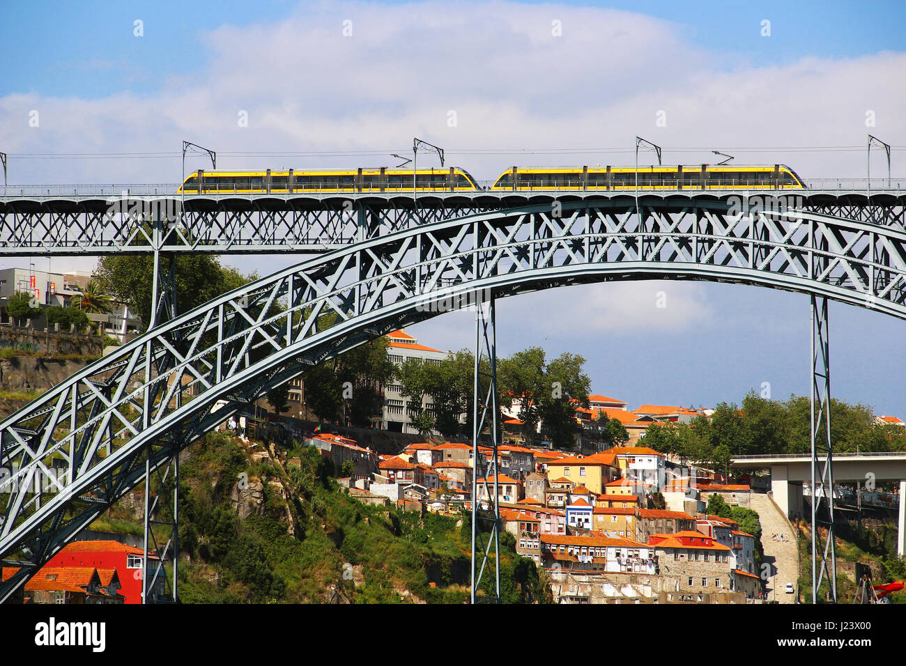 Dom Luis Bridge (Ponte Luis I) con treno metro, Porto, Portogallo Foto Stock