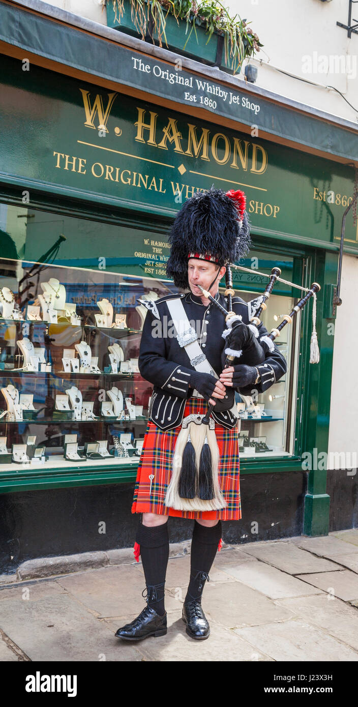 Un uomo vestito con un kilt etc riproduce le cornamuse a Whitby,North Yorkshire al Goth celebrazioni di fine settimana Foto Stock