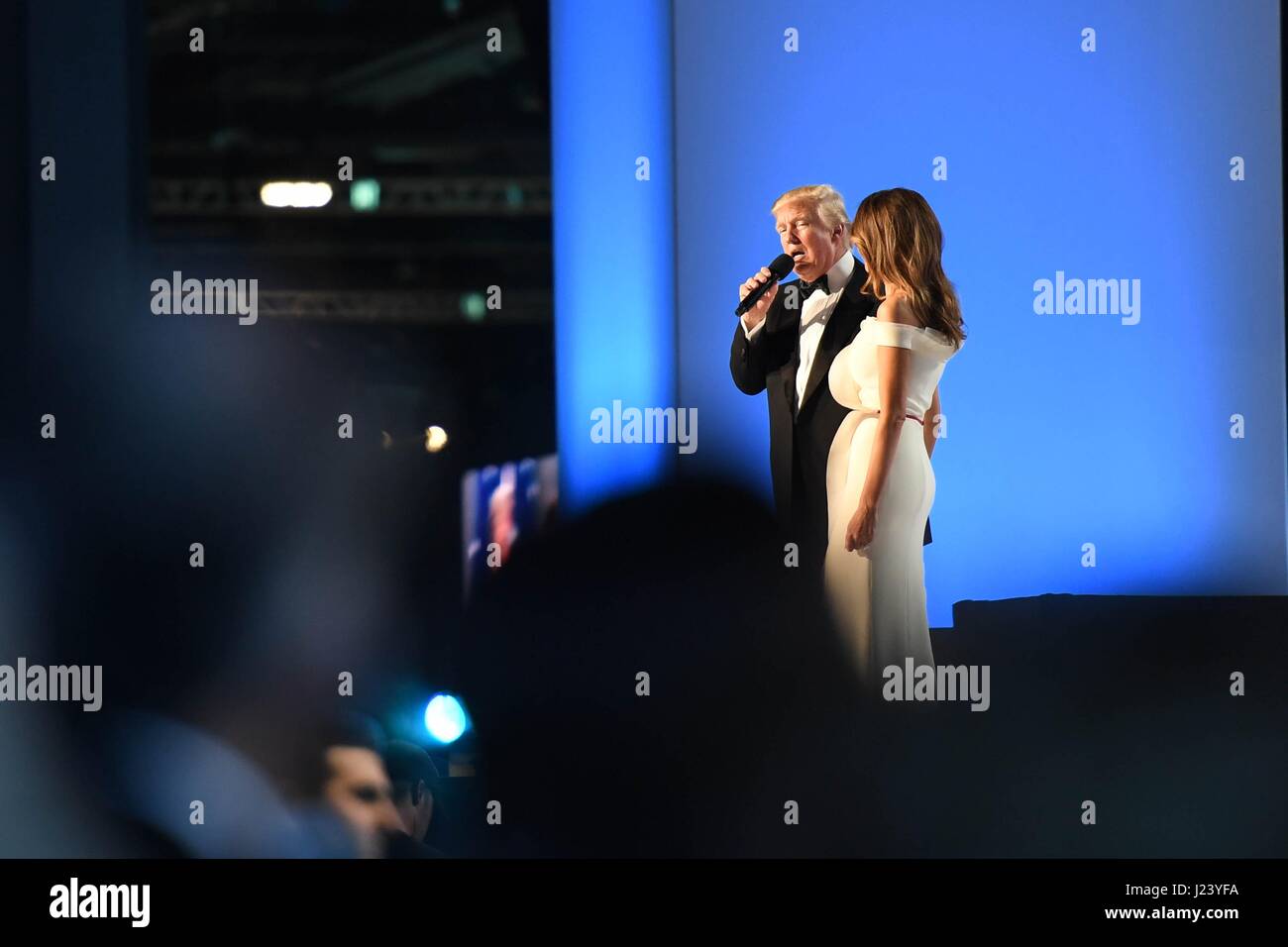 Stati Uniti Presidente Donald Trump e la First Lady Melania Trump parlare durante la 58th inaugurazione presidenziale libertà palla a Walter E. Washington Convention Center Gennaio 20, 2017 a Washington, DC. (Foto di Tammy Nooner/DoD via Planetpix) Foto Stock