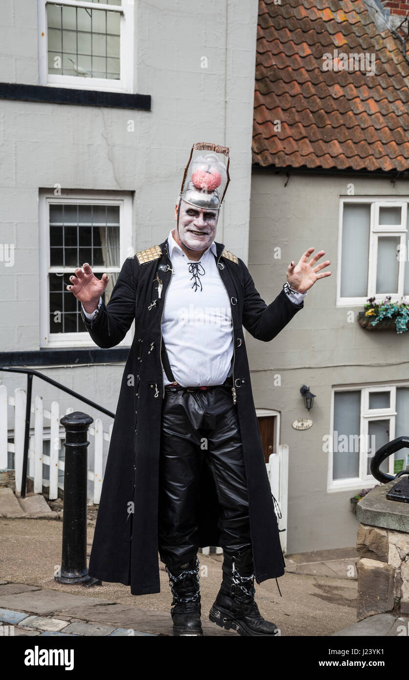 Un uomo vestito come uno zombie a Whitby Goth Weekend in North Yorkshire, Inghilterra, Regno Unito Foto Stock