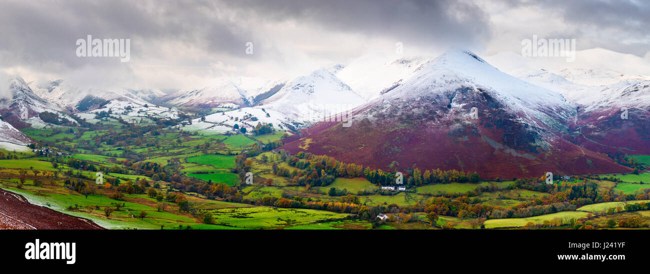 Vista panoramica di Newlands Valley da Cat campane con un Snow capped Causey Pike e Derwent Fells al di là. Parco Nazionale del Distretto dei Laghi, Cumbria, Inghilterra. Foto Stock