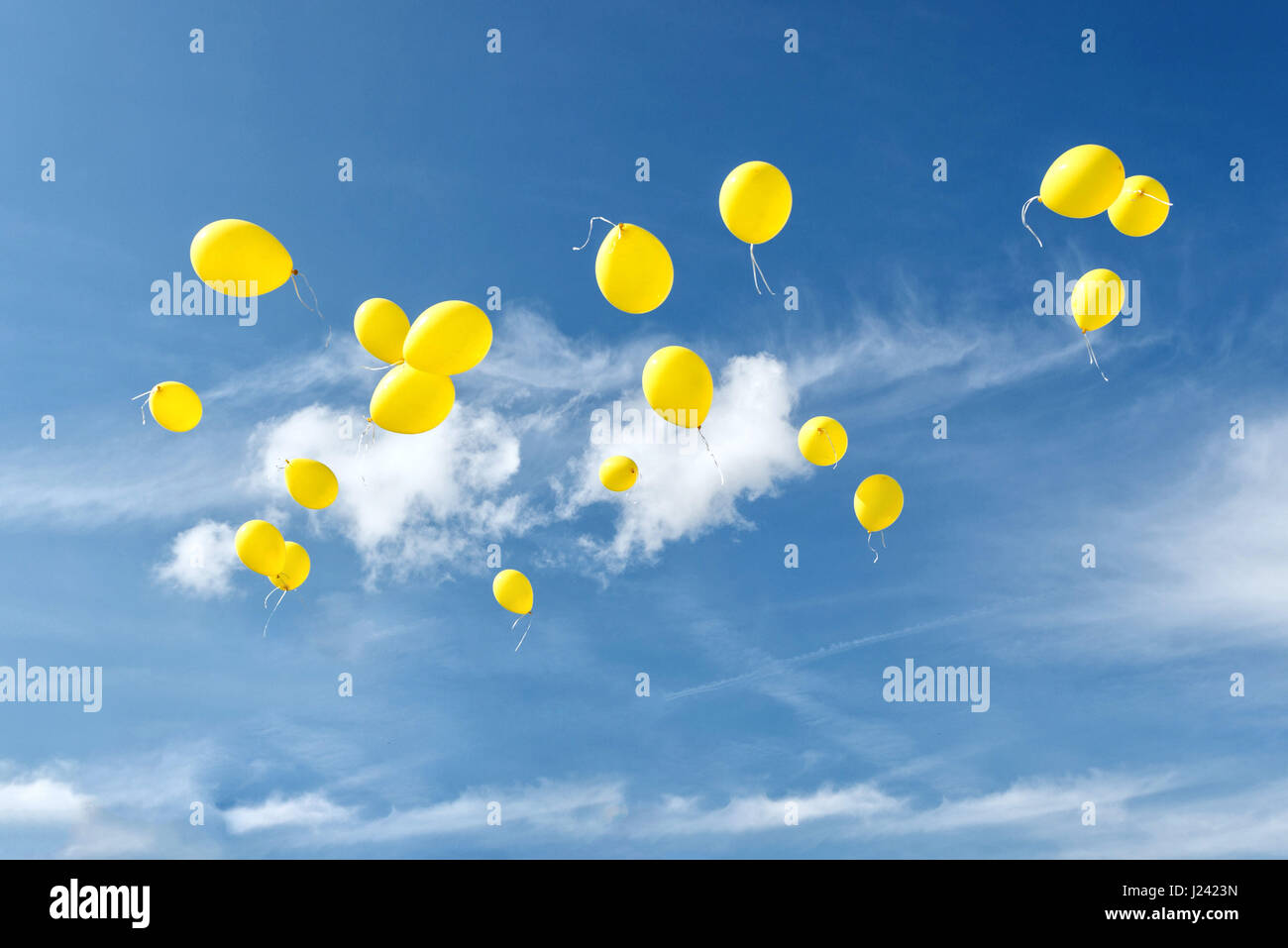 Celebrazione di tradizioni. Palloncini gialli nel cielo blu Foto stock -  Alamy
