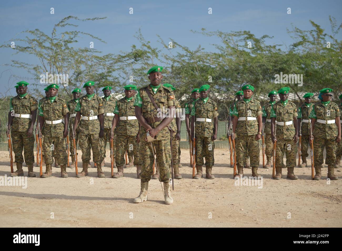 Burundi soldati con la missione dell Unione Africana in Somalia eseguire una guardia d'onore per il capo del Burundi Nazionale Forze di Difesa Maggiore Generale primo Niyongabo Gennaio 27, 2017 a Mogadiscio, in Somalia. Foto Stock