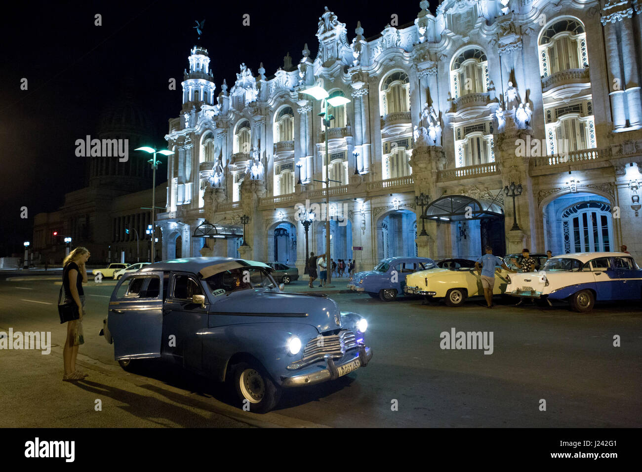 Classic American cars sedersi fuori del grande teatro di l'Avana Alicia Alonso. Foto Stock