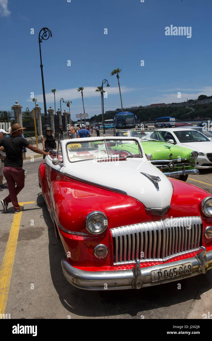 Vintage auto americane sulla strada di l'Avana. Foto Stock