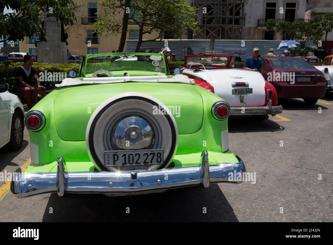 Vintage auto americane sulla strada di l'Avana. Foto Stock