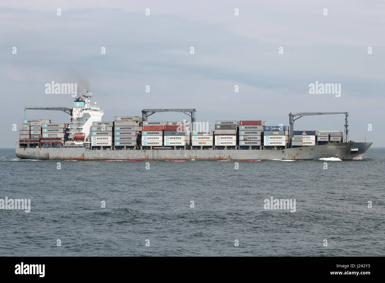 MAERSK NORWICH inbound Rotterdam. Maersk è il contenitore più grande nave operatore nel mondo. Foto Stock