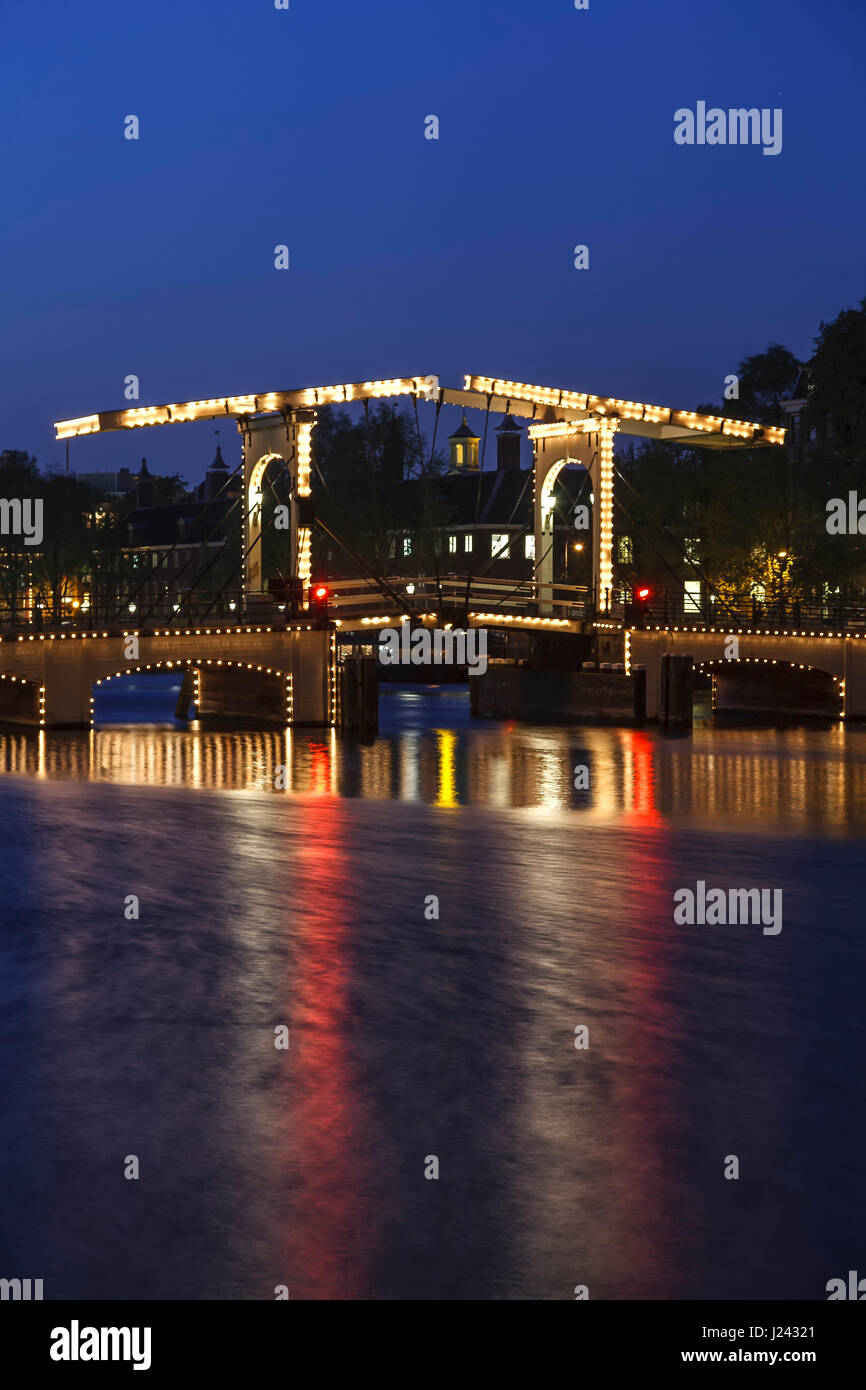 Magere Brug (ponte Magere) e il fiume Amstel al crepuscolo, Amsterdam, Paesi Bassi Foto Stock