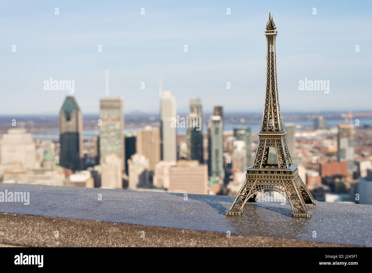 Torre Eiffel in miniatura e dello skyline di Montreal in background che simboleggiano gli immigrati francese a Montreal Foto Stock
