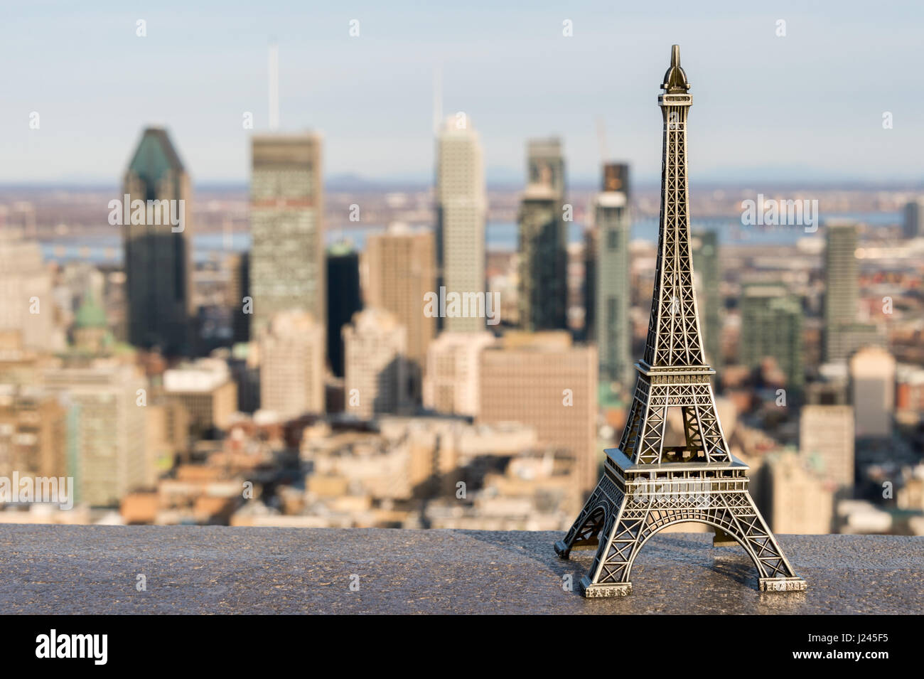 Torre Eiffel in miniatura e dello skyline di Montreal in background che simboleggiano gli immigrati francese a Montreal Foto Stock