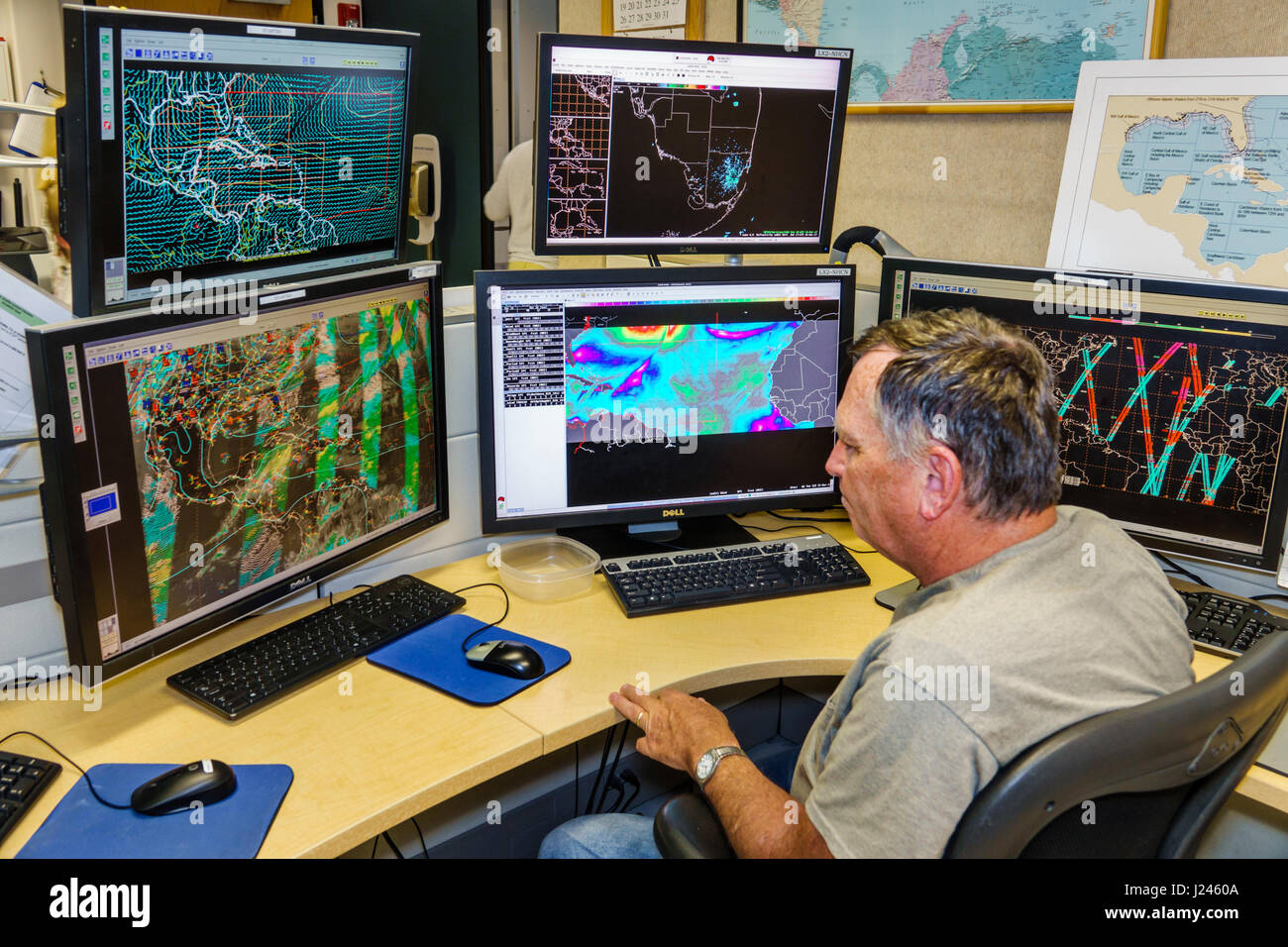 Miami Florida,National Hurricane Center,NHC,NOAA,National Weather Service,open house,interior Inside,forecast,Atlantic desk,meteorologist,man men maschio Foto Stock