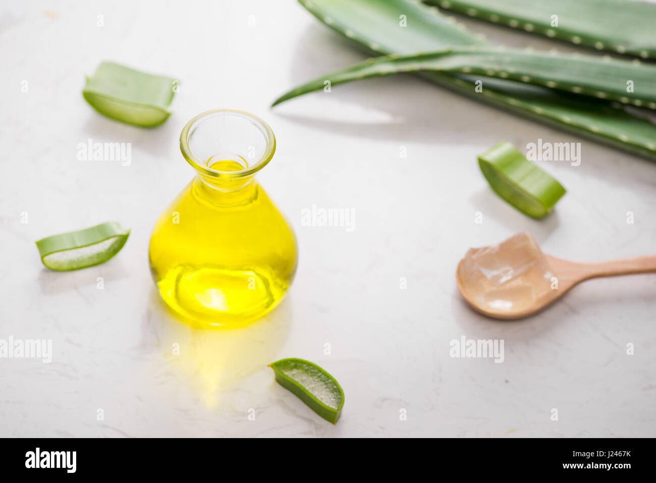 Aloe vera olio essenziale e Aloe foglie su uno sfondo bianco. Foto Stock