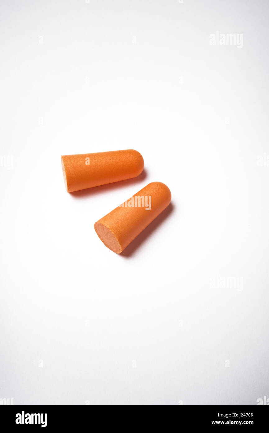 Forma due tappi per le orecchie su uno sfondo bianco per arrestare andando sordi che lavorano in ambienti rumorosi. Foto Stock