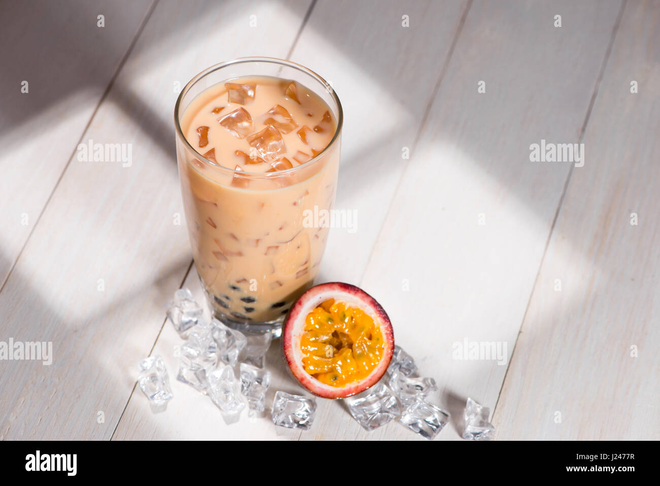 Bubble tea. In casa il frutto della passione il latte tè con perle su un tavolo di legno. Foto Stock