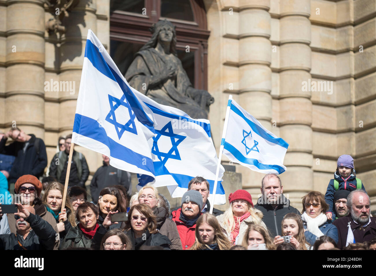 Una processione di circa 300 persone, organizzato da International Christian Embassy Gerusalemme (ICEJ) gruppo, portando bandiere israeliane hanno camminato attraverso il vecchio quartiere ebraico della città e poi raccolte nel Giardino Wallenstein, che è parte del Senato, per contrassegnare Yom HaShoah, il giorno dell'Olocausto, oggi, domenica 23 aprile, 2017. (CTK foto/Josef Vostarek) Foto Stock