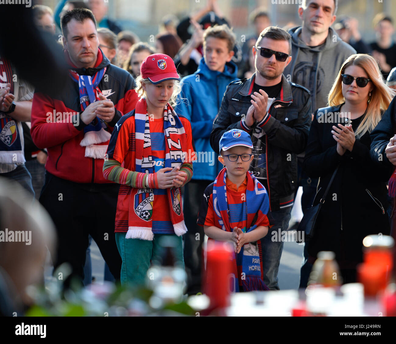 Un luogo di commemorazione è stato creato da appassionati al di fuori del Viktoria Plzen stadium di Plzen, Repubblica ceca, 24 Aprile 2017 dove la gente può porre candele e fiori per commemorare ex Repubblica Ceca defender Frantisek Rajtoral, vincitore del campionato nazionale titolo quattro volte prima di entrare a far parte del club turco Gaziantepspor, morto domenica 23 aprile, 2017. Aveva 31 anni. La Repubblica ceca Federazione calcio ha detto in una dichiarazione che Frantisek Rajtoral aveva commesso suicidio in Turchia. (CTK foto/Miroslav Chaloupka) Foto Stock