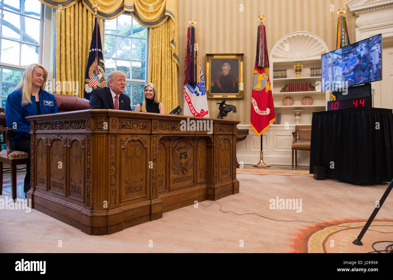 Washington, Stati Uniti d'America. 24 apr, 2017. Il Presidente degli Stati Uniti, Donald Trump parla con sua figlia Ivanka e l'astronauta della NASA Kate Rubins, nel corso di una video conferenza con gli astronauti della NASA a bordo della Stazione Spaziale Internazionale nell'Ufficio Ovale della Casa Bianca il 24 aprile 2017. Credito: MediaPunch Inc/Alamy Live News Foto Stock