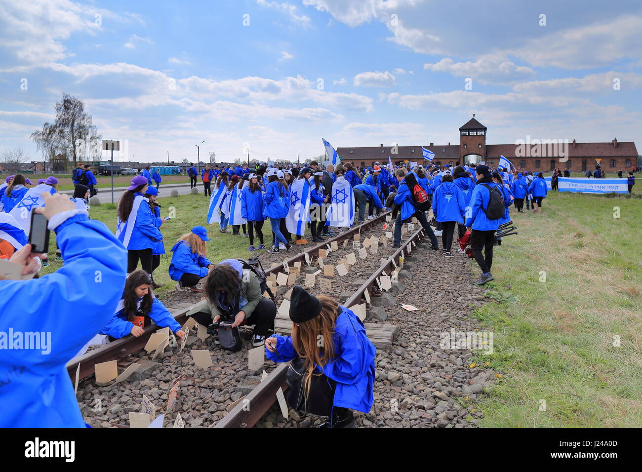 Auschwitz Birkenau, Polonia. 24 Aprile, 2017. Sul Holocaust Memorial Day (Yom HaShoah), migliaia di partecipanti marzo silenziosamente da Auschwitz a Birkenau, il più grande campo di concentramento nazista complesso costruito durante la Seconda Guerra Mondiale. Il marzo dei viventi (ebreo: מצעד החיים‎) è annualmente un programma educativo, che porta gli individui provenienti da tutto il mondo per la Polonia e Israele al fine di studiare la storia dell'Olocausto e di esaminare le radici di pregiudizi, di intolleranza e di odio. Credito: Rageziv/Alamy Live News Foto Stock