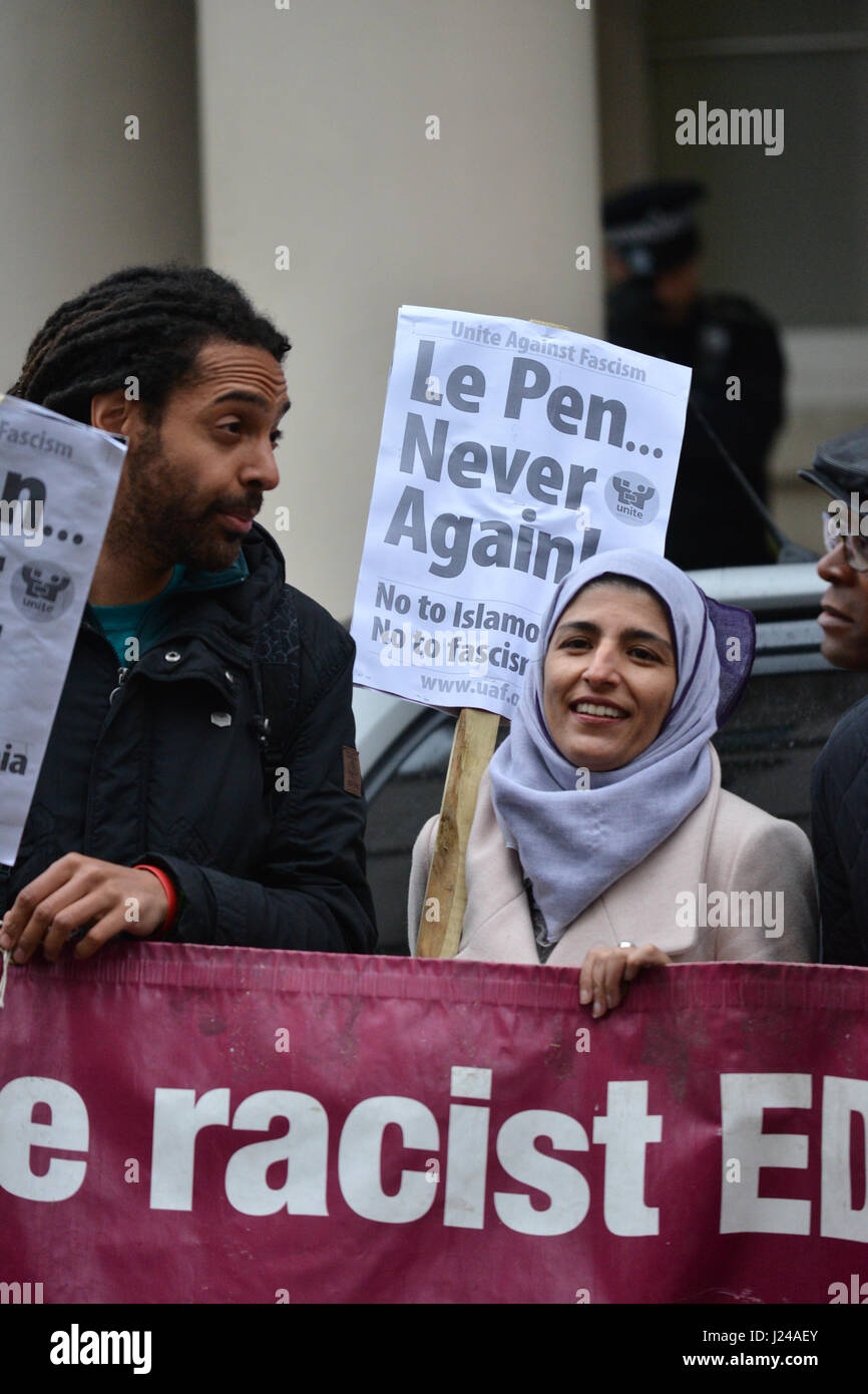 Knightsbridge di Londra, Regno Unito. Il 24 aprile 2017. Un gruppo protesta al di fuori dell'ambasciata francese contro Marine Le Pen e l' ascesa del fascismo in Europa". Credito: Matteo Chattle/Alamy Live News Foto Stock