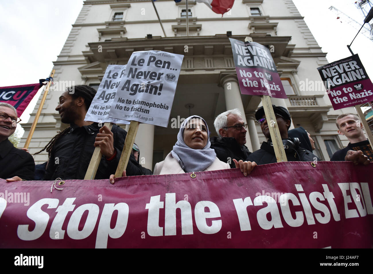 Knightsbridge di Londra, Regno Unito. Il 24 aprile 2017. Un gruppo protesta al di fuori dell'ambasciata francese contro Marine Le Pen e l' ascesa del fascismo in Europa". Credito: Matteo Chattle/Alamy Live News Foto Stock