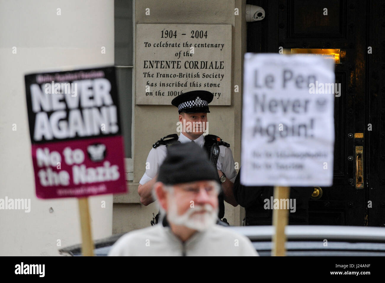 Londra, Regno Unito. 24 apr, 2017. I dimostranti si riuniscono al di fuori dell'Ambasciata di Francia in Knightsbridge per protestare contro il fascismo e il francese il candidato presidenziale Marine Le Pen. Credito: Stephen Chung/Alamy Live News Foto Stock