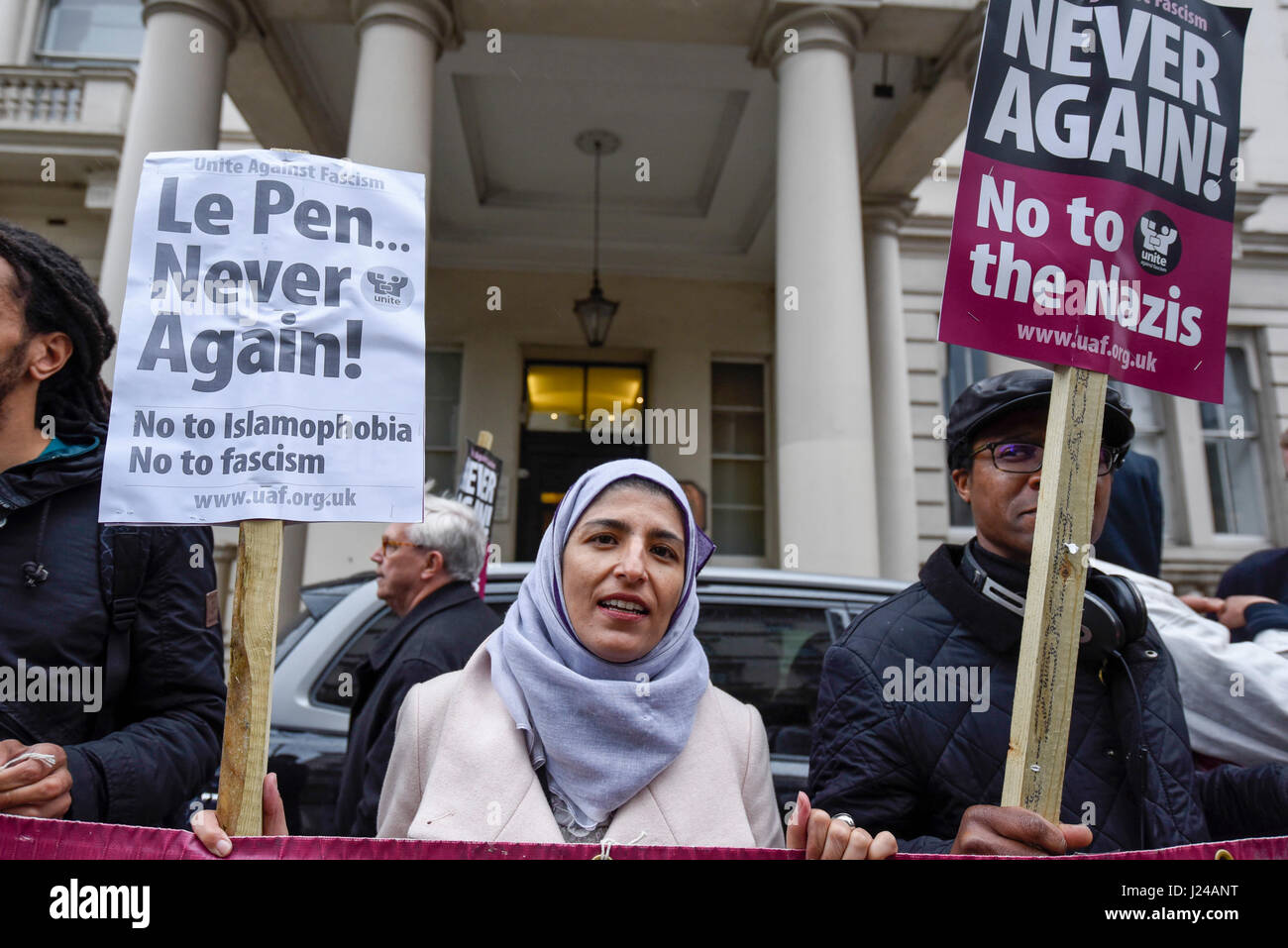 Londra, Regno Unito. 24 apr, 2017. I dimostranti si riuniscono al di fuori dell'Ambasciata di Francia in Knightsbridge per protestare contro il fascismo e il francese il candidato presidenziale Marine Le Pen. Credito: Stephen Chung/Alamy Live News Foto Stock