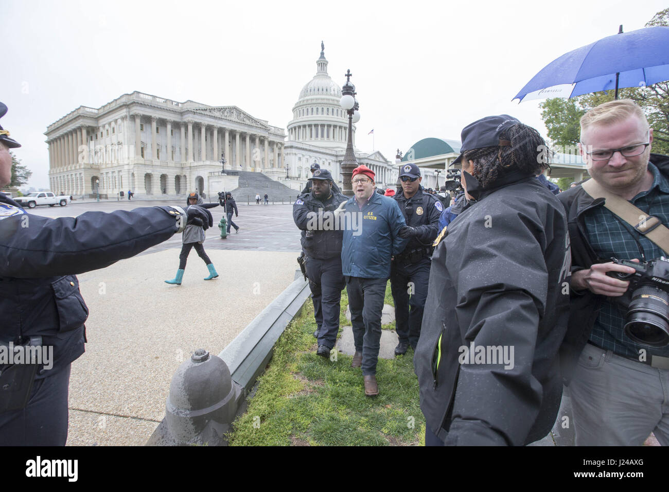 Washington, Distretto di Columbia, Stati Uniti d'America. 24 apr, 2017. Stati Uniti Capitol funzionari di polizia arresto attivista di marijuana ADAM EIDINGER per fumare sui motivi degli STATI UNITI Campidoglio in Washington, DC, Aprile 24th, 2017. Credito: Alex Edelman/ZUMA filo/Alamy Live News Foto Stock