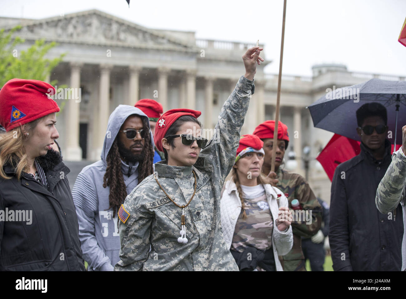 Washington, Distretto di Columbia, Stati Uniti d'America. 24 apr, 2017. NATALIE DELON detiene un giunto per motivi di Stati Uniti Capitol prima del suo arresto in Washington, DC, Aprile 24th, 2017. Credito: Alex Edelman/ZUMA filo/Alamy Live News Foto Stock