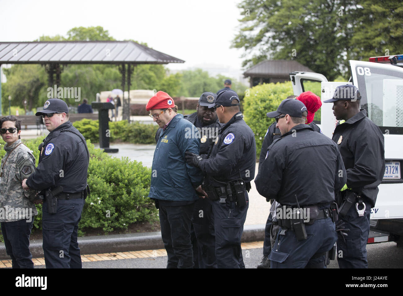 Washington, Distretto di Columbia, Stati Uniti d'America. 24 apr, 2017. Stati Uniti Capitol funzionari di polizia arresto attivista di marijuana ADAM EIDINGER per fumare sui motivi degli STATI UNITI Campidoglio in Washington, DC, Aprile 24th, 2017. Credito: Alex Edelman/ZUMA filo/Alamy Live News Foto Stock