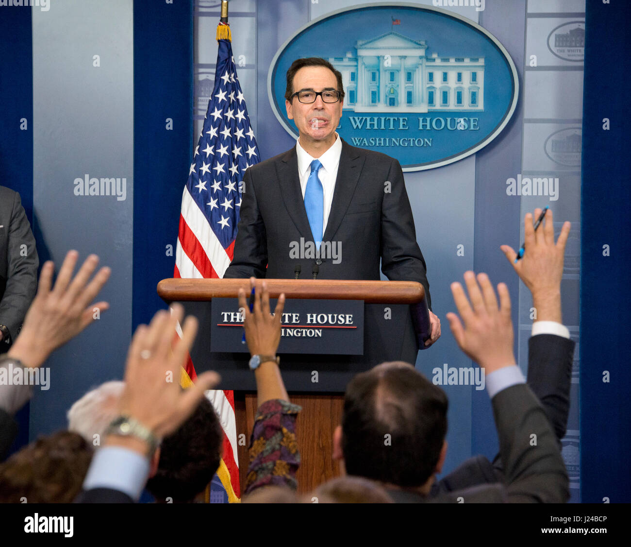 Washingtom, STATI UNITI D'AMERICA. 24 apr, 2017. Stati Uniti Segretario del Tesoro Steven Mnuchin mutandine reporters circa i negoziati sul bilancio della Casa Bianca Daily Briefing in Washington, DC il lunedì, 24 aprile 2017. Credito: MediaPunch Inc/Alamy Live News Foto Stock
