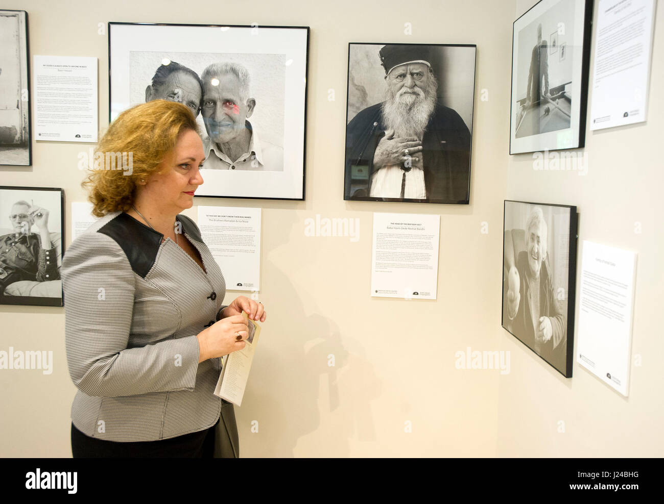 Diverse centinaia di persone si riuniscono domenica, 23 aprile 2017 a Washington, DC·s Adas Israele Congregazione per commemorare Yom Hashoah, Olocausto Giorno del Ricordo, con la sinagoga·s giardino annuali dei giusti cerimonia in onore di non-ebrei che hanno rischiato la loro vita per salvare gli Ebrei durante l Olocausto. Questo anno·s honoree era la famiglia Veseli dall'Albania, che al riparo di due famiglie ebree in Kruja, in Albania durante la Seconda Guerra Mondiale. Momenti prima della cerimonia, albanese ambasciatore presso gli Stati Uniti Floreta Faber tours una mostra fotografica nella sinagoga lobby, chronicling storie di albanesi musulmani che ri Foto Stock